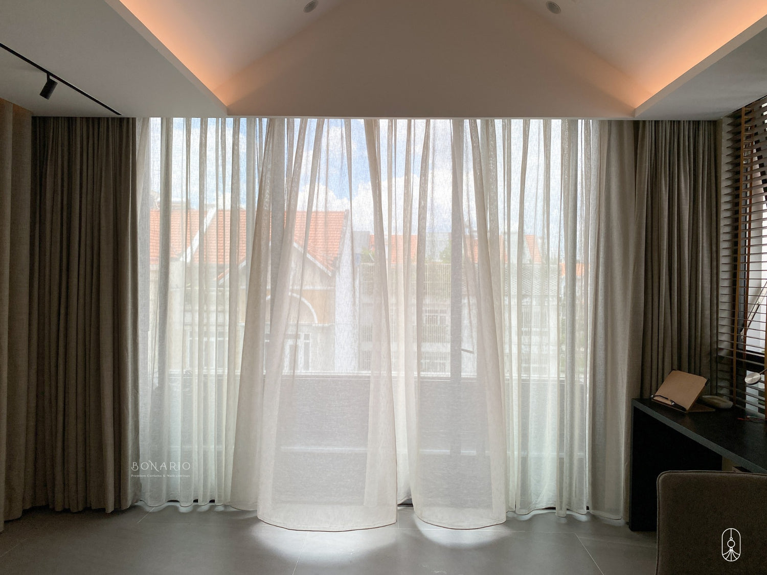 cửa sổ có rèm voan trắng mỏng bay phấp phới