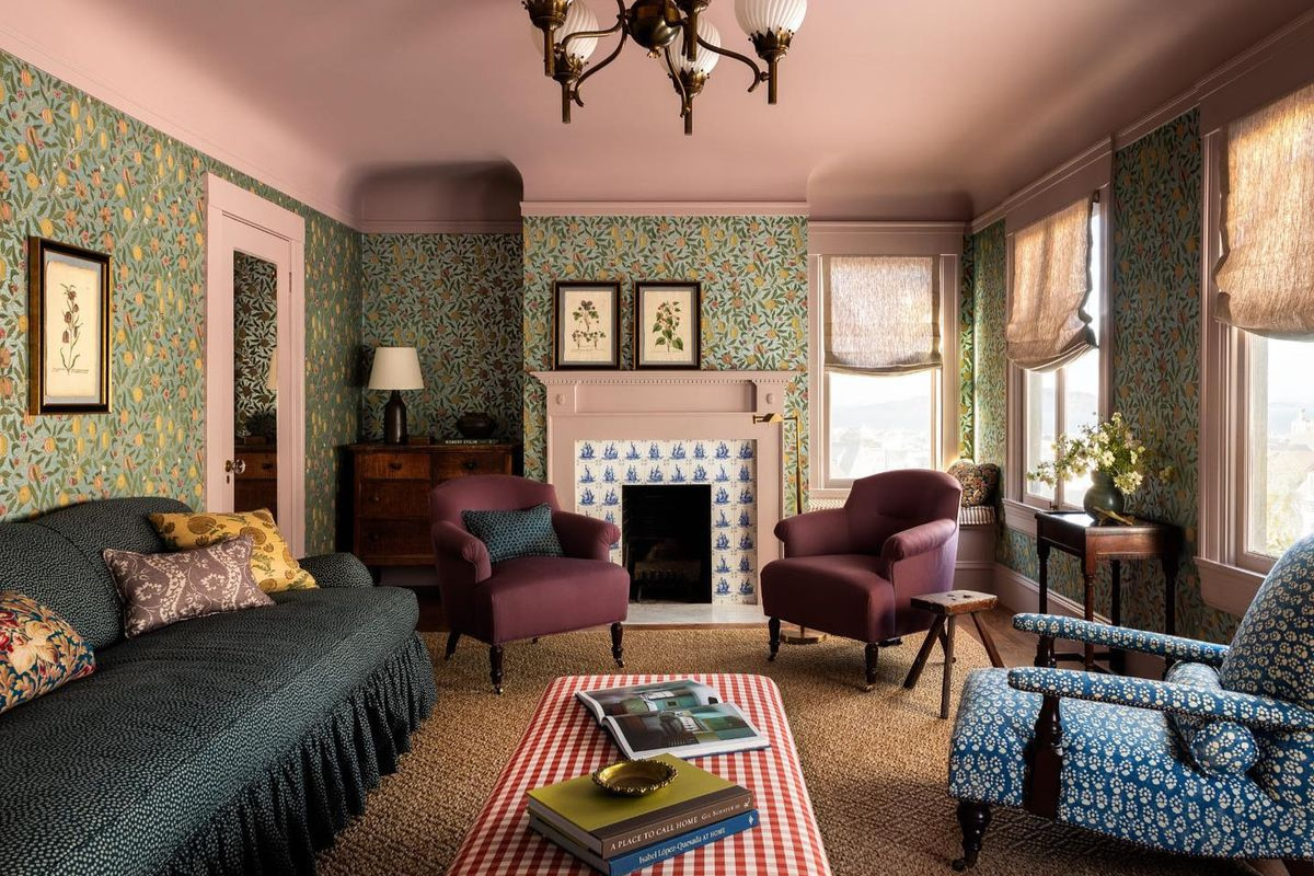 Phòng Khách Lý Tưởng 2025: Checklist Chọn Rèm Cửa Và Giấy Dán Tường "Chuẩn Không Cần Chỉnh"