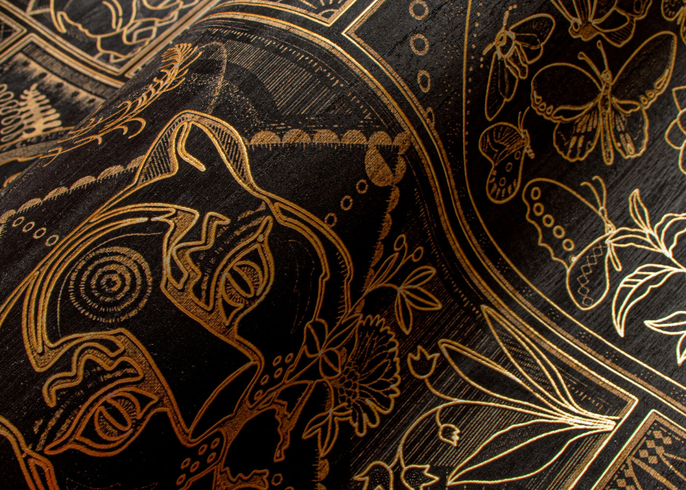 MoooiWallcoveringMementoMoooi_GoldenTiger_MO4040_2_Mood_Web_LR-hero